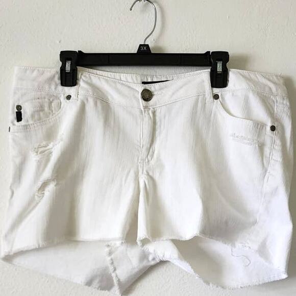 Torrid Distressed Cut Off Raw Hem Denim Jean White Shorts Plus 16 - Picture 6 of 6